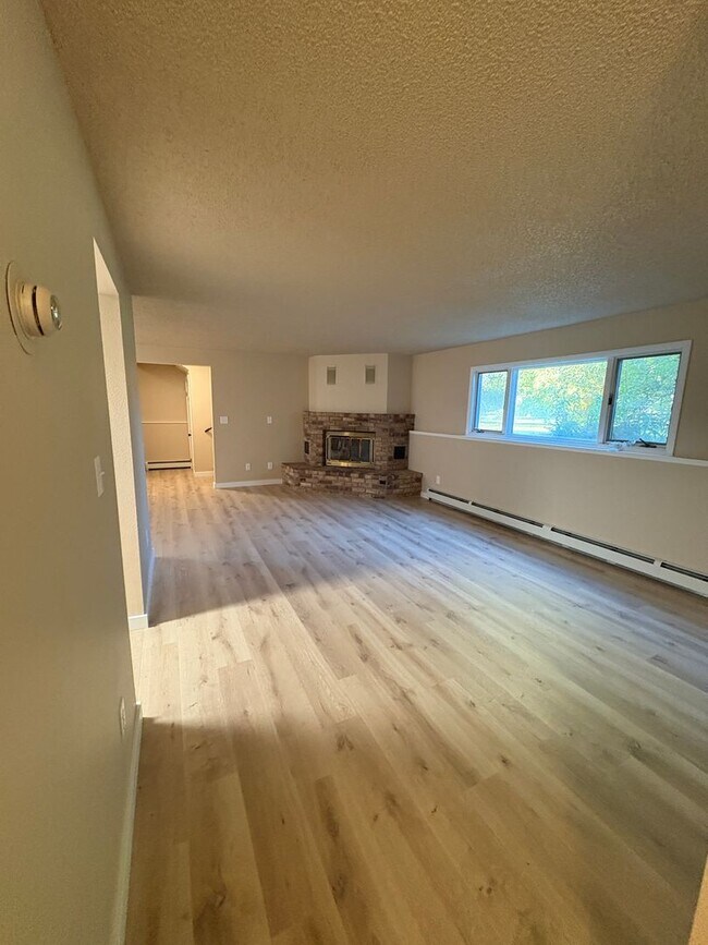 Building Photo - 2 Bed 2 bath off Durston Rd- Brand New Flo...
