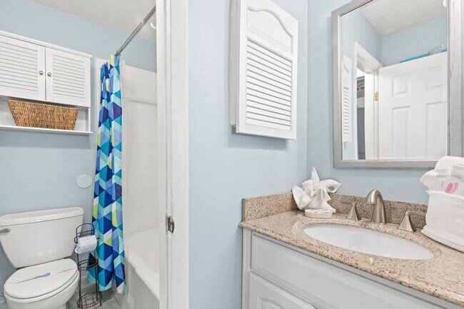 Building Photo - 5004 S Thomas Dr