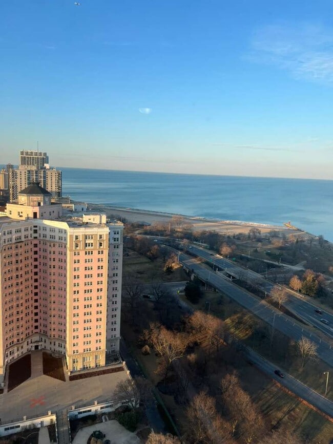 Building Photo - 5455 N Sheridan Rd