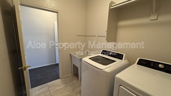 Building Photo - 491 W Ebony Way