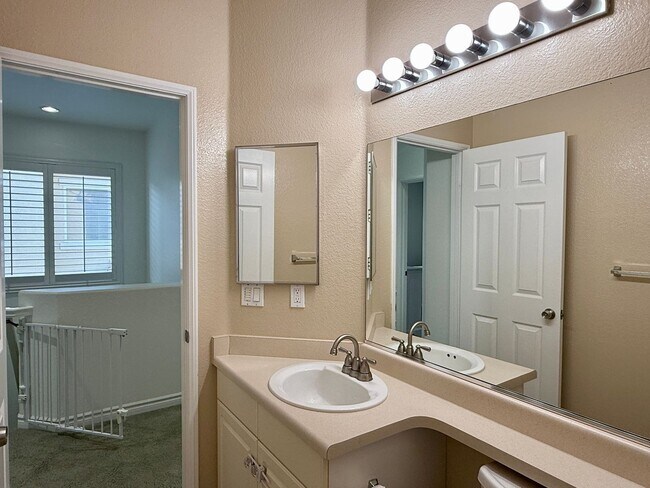 Building Photo - Vibrant 3 Bedroom Townhome in Bressi Ranch