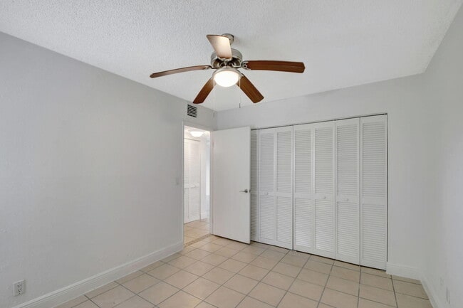 Building Photo - 1495 Lake Crystal Dr