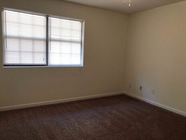 Building Photo - Newly Renovated Apartment at Village Green