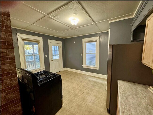 Building Photo - 409 Rowland St