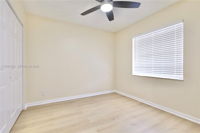 Building Photo - 909 Twin Lakes Dr