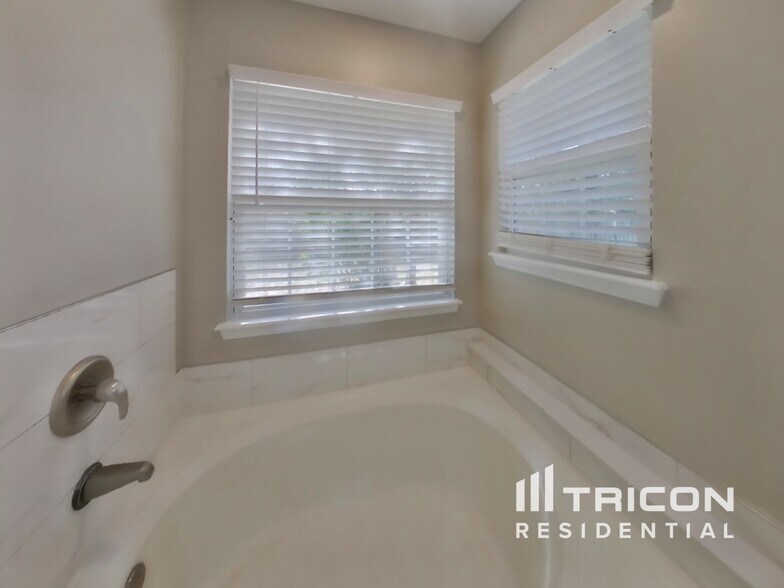 Building Photo - 84092 St James Ct