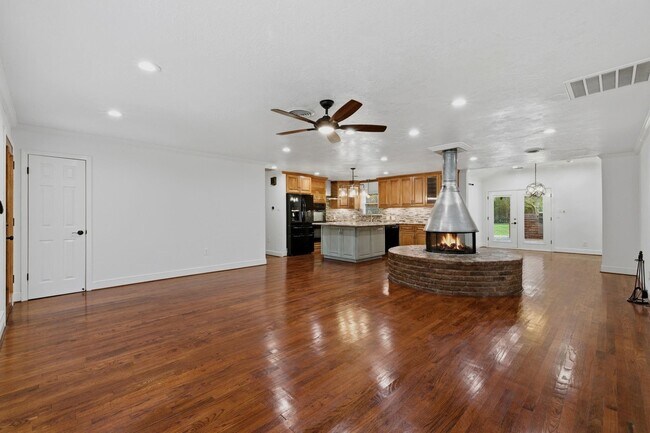 Building Photo - 1320 Woodvine Dr