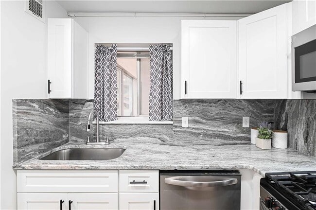 Building Photo - 4300 Roswell Rd NE