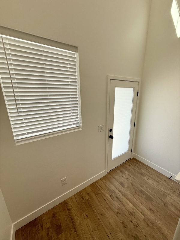 Building Photo - 564 1860 N