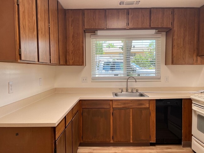 Building Photo - Great 1 bedroom 1 bathroom cottage on wooded lot in Citrus Heights