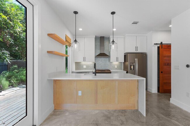 Building Photo - 913 Mansell Ave