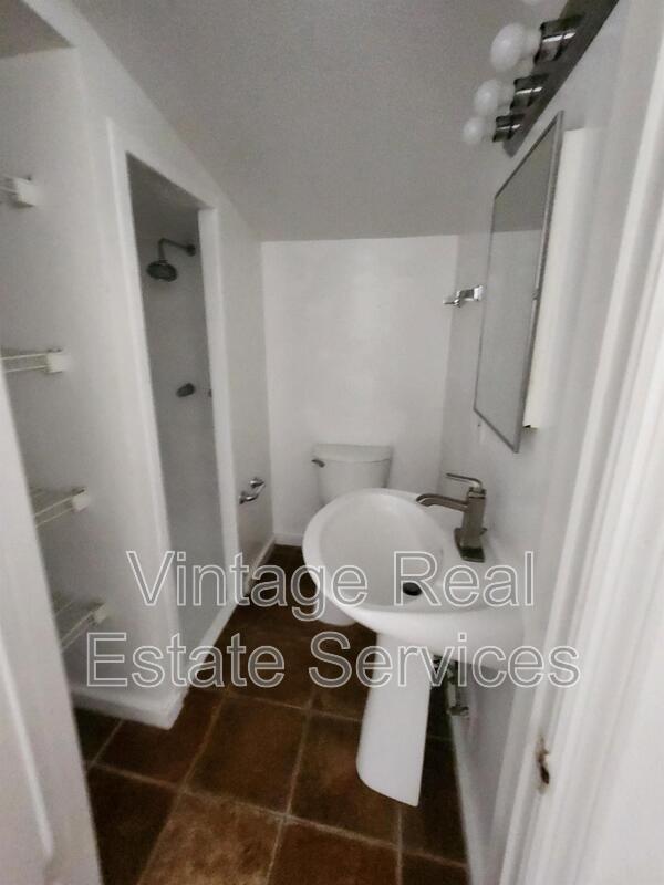 Building Photo - 309 W Comanche Ave