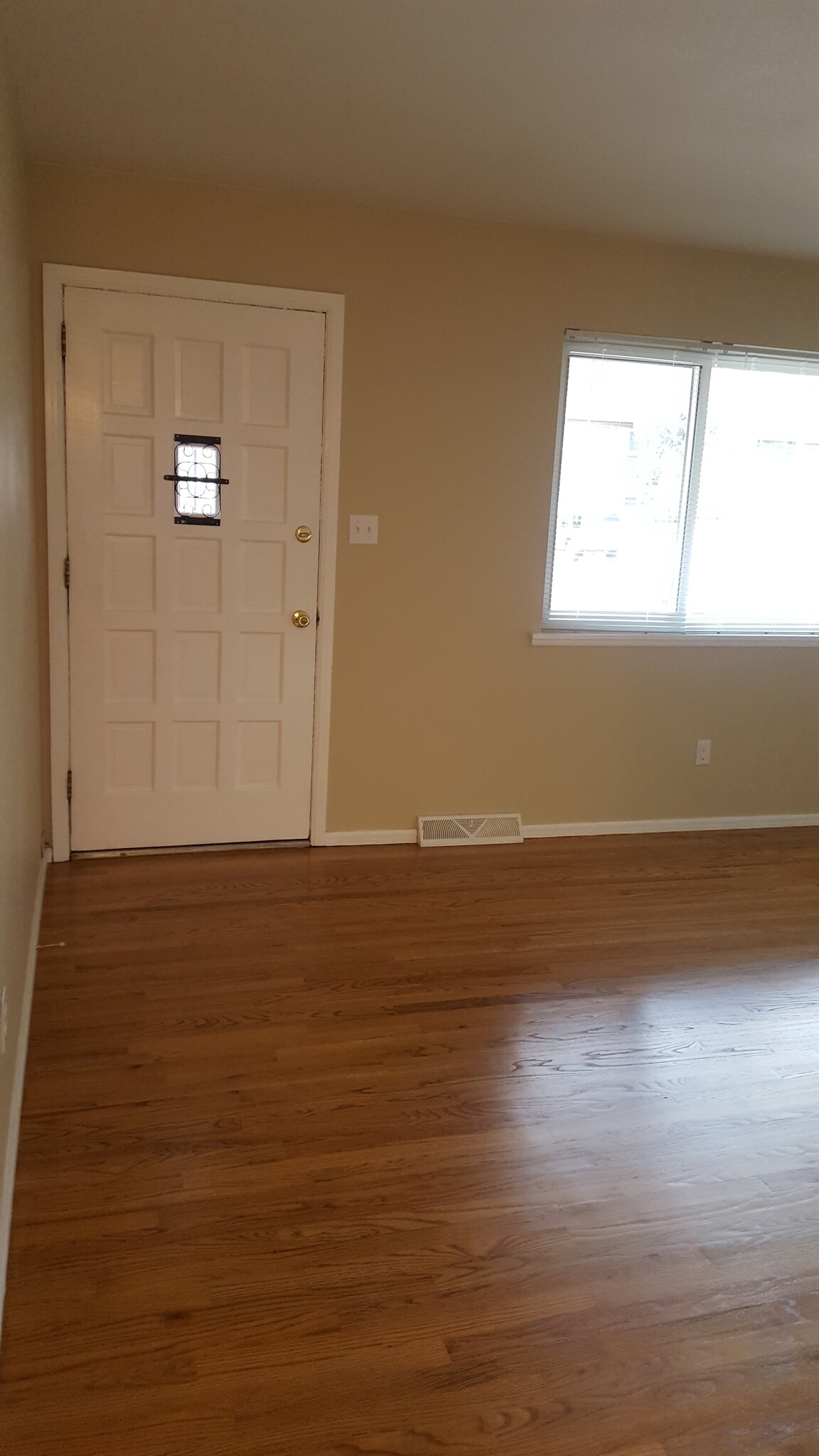 Living room - 1909 Collier Ave