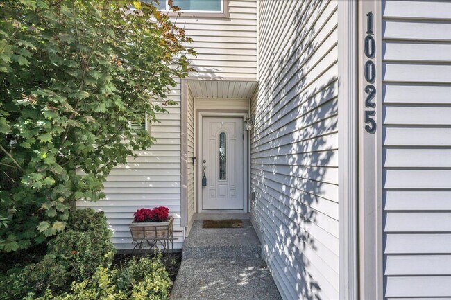 Building Photo - Stylish Yelm Home with A/C, Butcher Block Counters & Fully Fenced Yard!