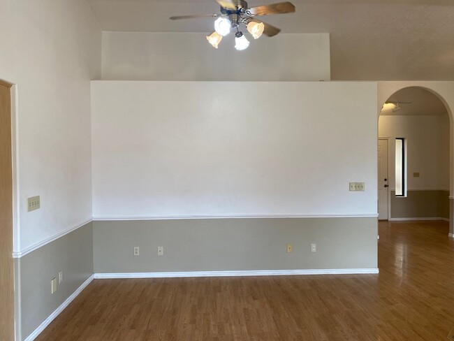 Building Photo - 3 bed 2 bath in nice neighborhood