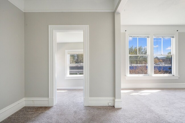 Building Photo - GATED OFF STREET PARKING - Top Floor Unit ...