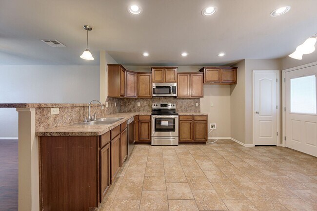 Building Photo - ** $500 Off Move-in Special ** Gorgeous 4 ...