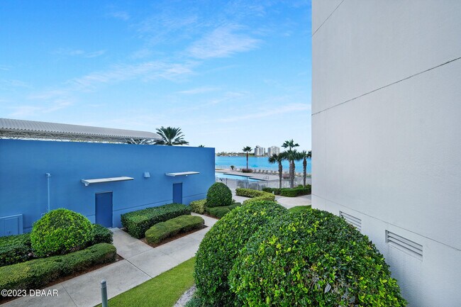 Building Photo - 241 Riverside Dr