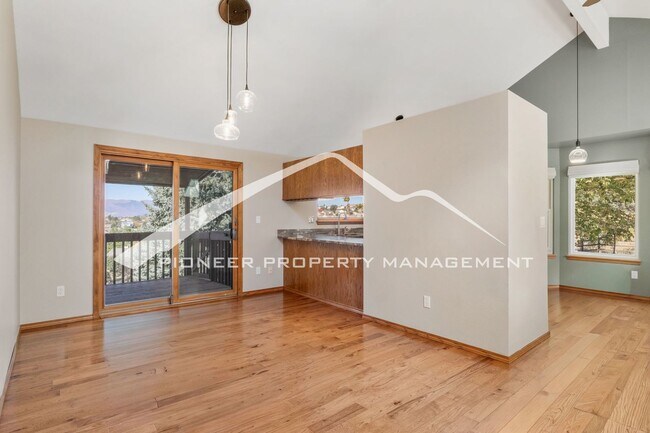 Building Photo - Beautiful 4 bedroom home with Stunning Col...