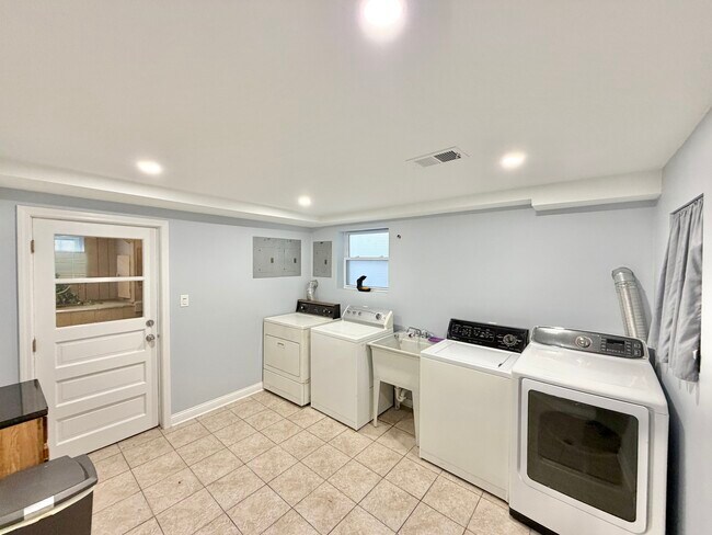 Building Photo - 5626 N Central Ave