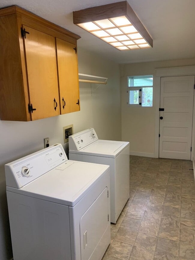 Building Photo - Two Bedroom Victorian Home For Rent in the Brooklyn Neighborhood!