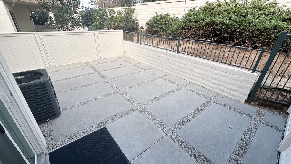 Building Photo - 608 Silver Berry Pl