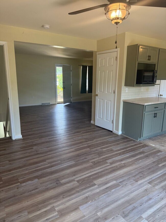 Building Photo - Beautiful Townhouse Available in Jonestown