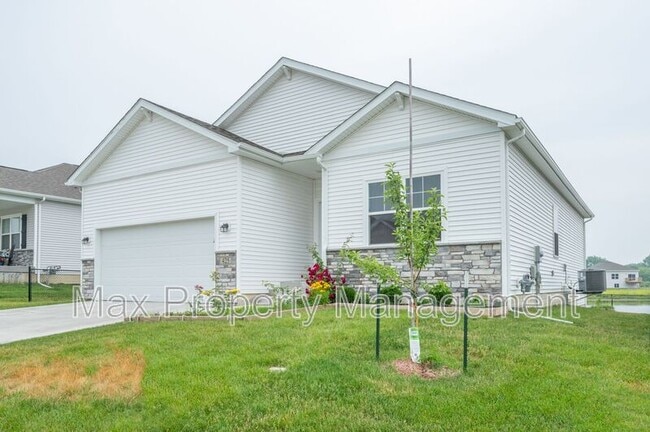Primary Photo - 425 SE Willow Run Ln