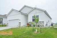 Building Photo - 425 SE Willow Run Ln