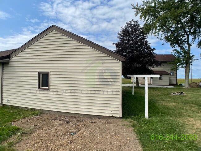 Building Photo - 3 Bedroom (with an extra room) Home Available in Marne, MI