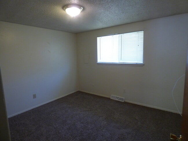 Building Photo - 2 Bed/1 Bath Duplex in Longmont
