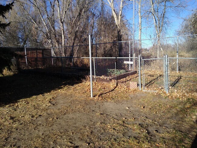 Building Photo - Virginia Village Home New Paint, Carpet, Blinds Backs up to Cherry Creek Trail