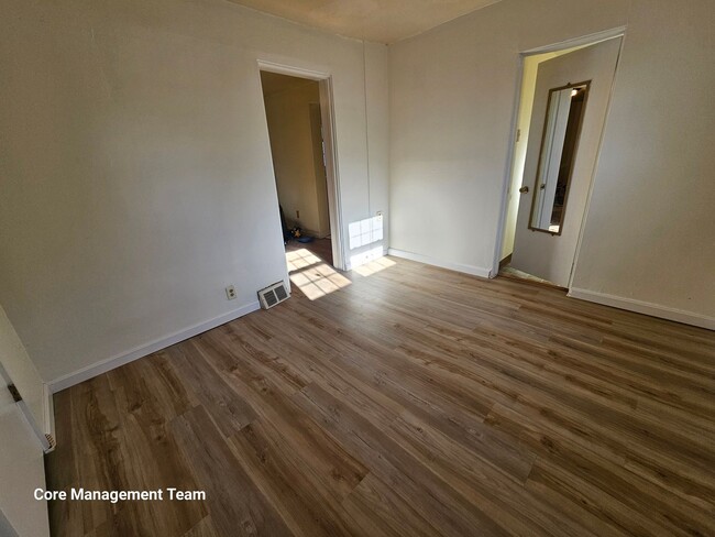 Building Photo - Updated 3 bedroom 1 bath apartment for rent