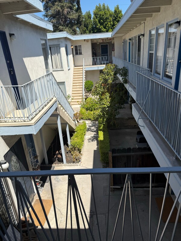 Building Photo - 1909 Beachwood Dr