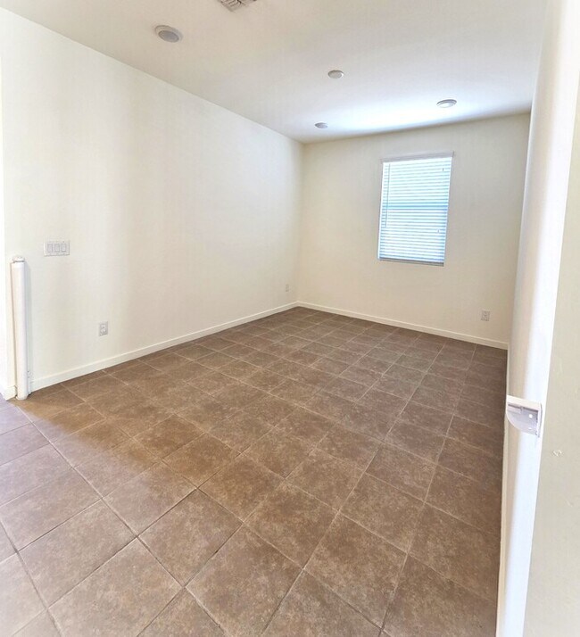 Building Photo - Stunning 3 bedroom with a flex room 2 baths