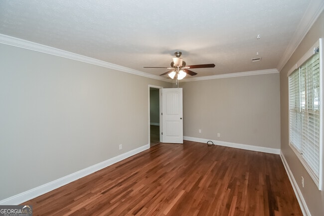 Building Photo - 8467 Fairview Dr