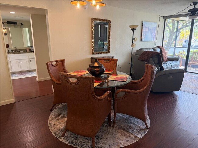 Building Photo - 618 Bird Bay Dr S