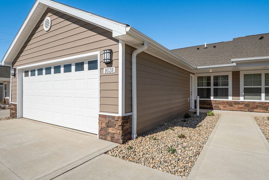 Apartments with Attached Garages - Redwood Rochester Hills