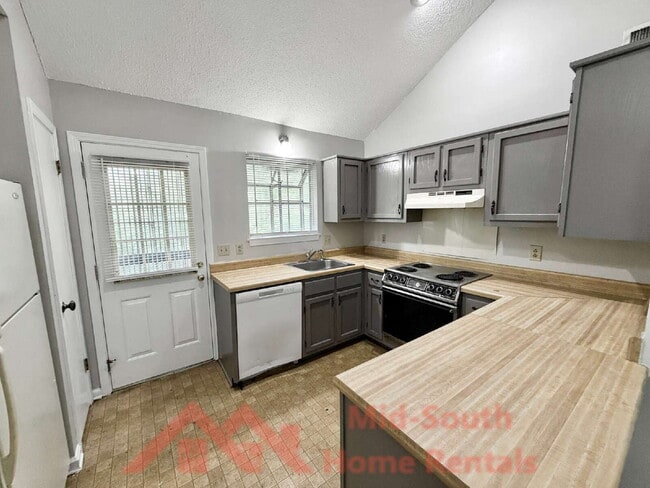 Building Photo - 641 Lagrange Pk Cv