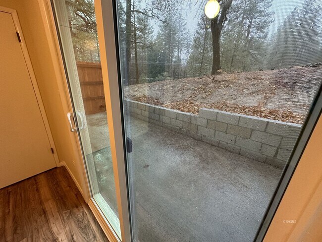 Building Photo - In Town 1 bedroom apartment with Patio