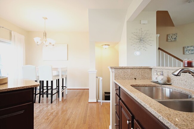 Building Photo - Small Pet-Friendly End-Unit Pantops Townhome