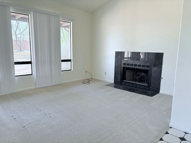 Building Photo - Spacious 2bd/2bath + Den home in gorgeous community (there's a lake!)