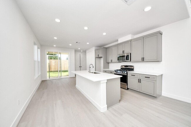 Building Photo - 4324 Avron Dr