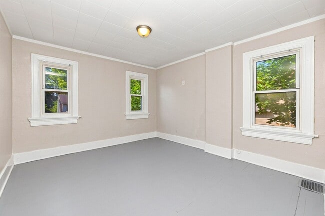 Building Photo - 147 W Hudson Ave