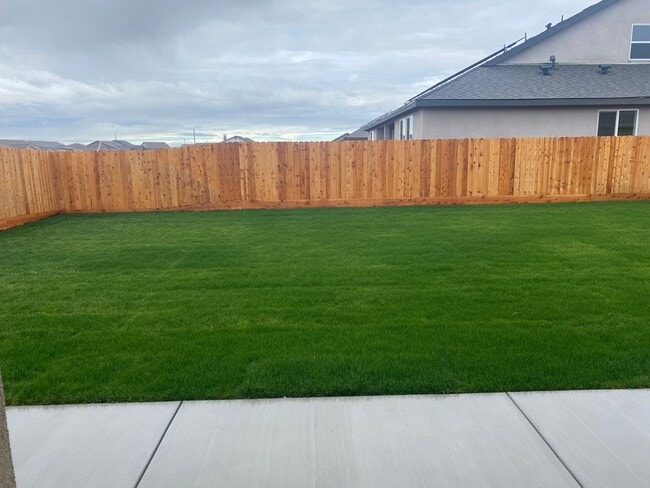 Building Photo - Newer 3 Bedroom 2 Bathroom Home in Tulare!