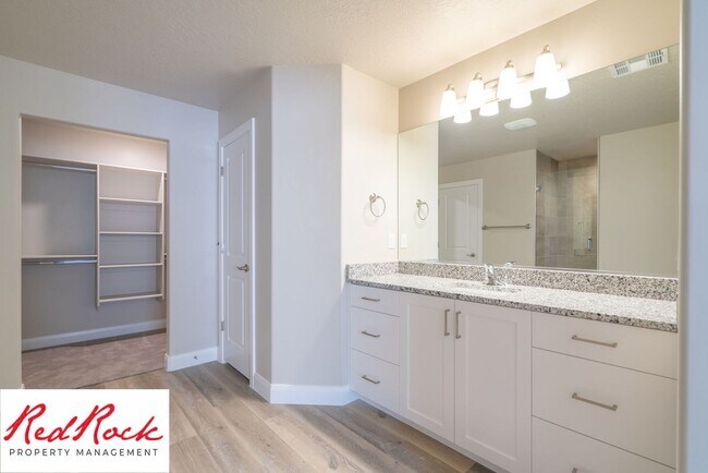 Building Photo - 4 Bedroom, 2.5 Bathroom Townhome in Hurric...