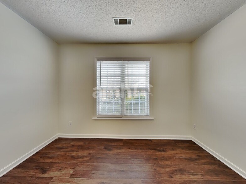 Building Photo - 5520 Bridgegate Dr