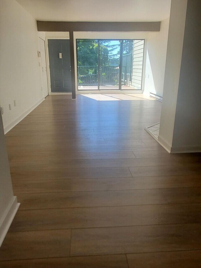 Building Photo - Modern 1 Bed Condo near Microsoft