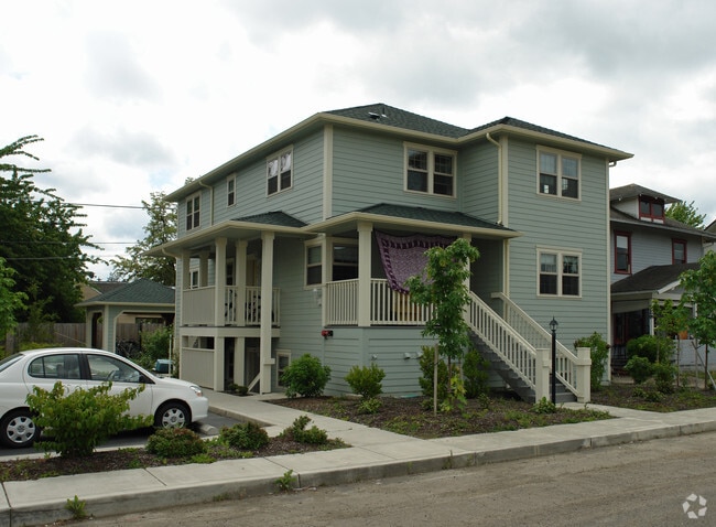 Building Photo - 540-550 SW Western Blvd