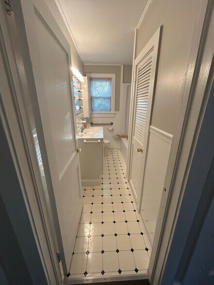 Building Photo - 741 S East Ave